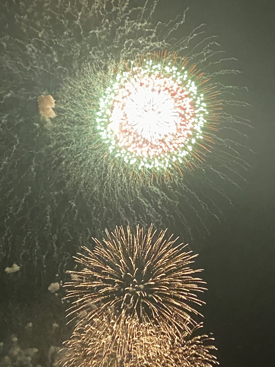 d3_2witter's tweet photo. 何かドンドンしとると思ったら
花火上がってるじゃん… https://t.co/0yTs42avna