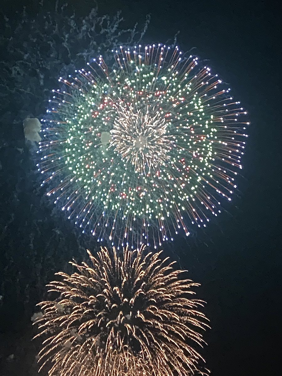 d3_2witter's tweet photo. 何かドンドンしとると思ったら
花火上がってるじゃん… https://t.co/0yTs42avna
