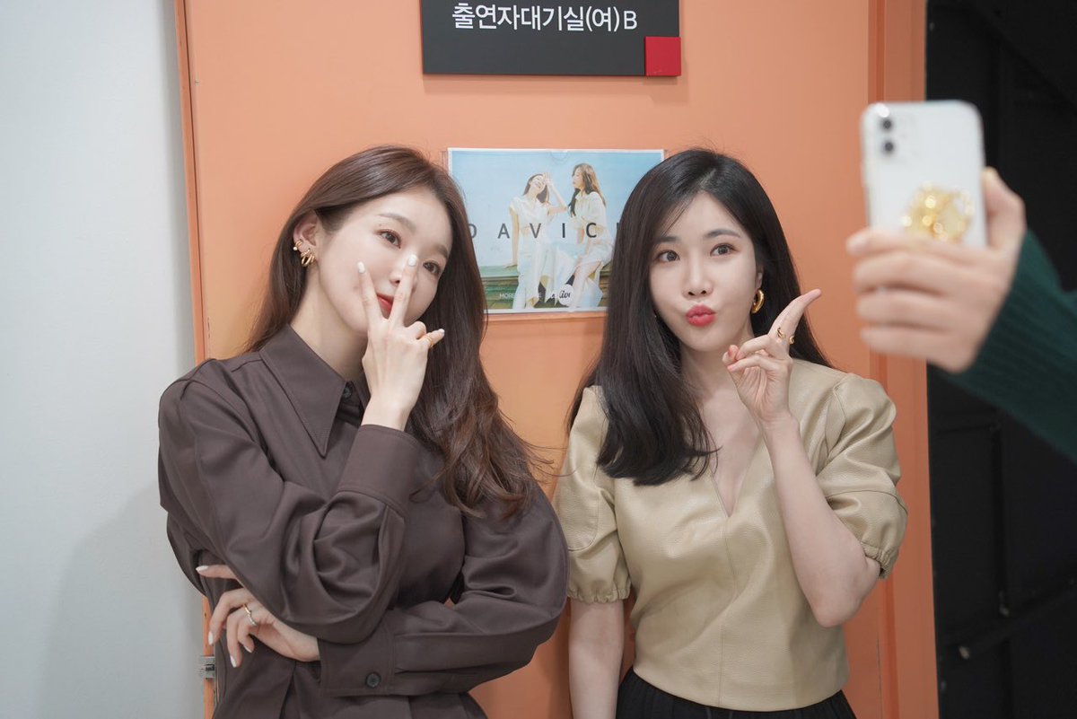 officialDAVICHI's tweet photo. [📸] 다비치 (DAVICHI) - it’s KPOP Live Behind Photo

#다비치 #DAVICHI
#이해리 #LEEHAERI
#강민경 #KANGMINKYUNG
#나의첫사랑 #FirstLoss
#다비치_나의첫사랑 #DAVICHI_FirstLoss https://t.co/cg5OpVBsAW