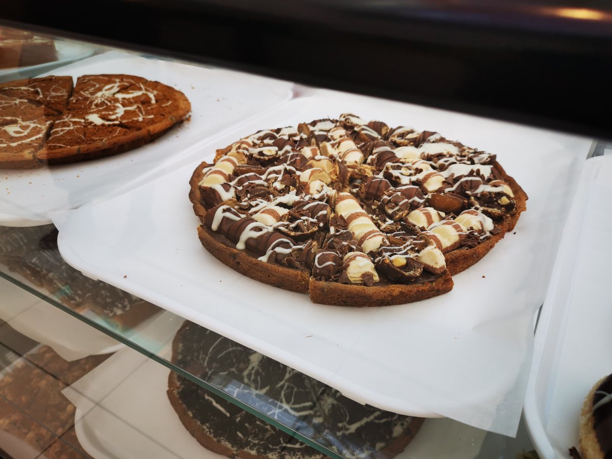 Mall_Blackburn's tweet photo. A super tasty new kiosk has opened today in Victoria Court!

Batch’d by @ArrowFreshUK bring together a variety of small batch, artisan suppliers from across Lancashire and other local regions.

 😋🍩🍰

#Artisan #Lancashire #Local #Doughnuts #Brownies https://t.co/JXLuJytxq6