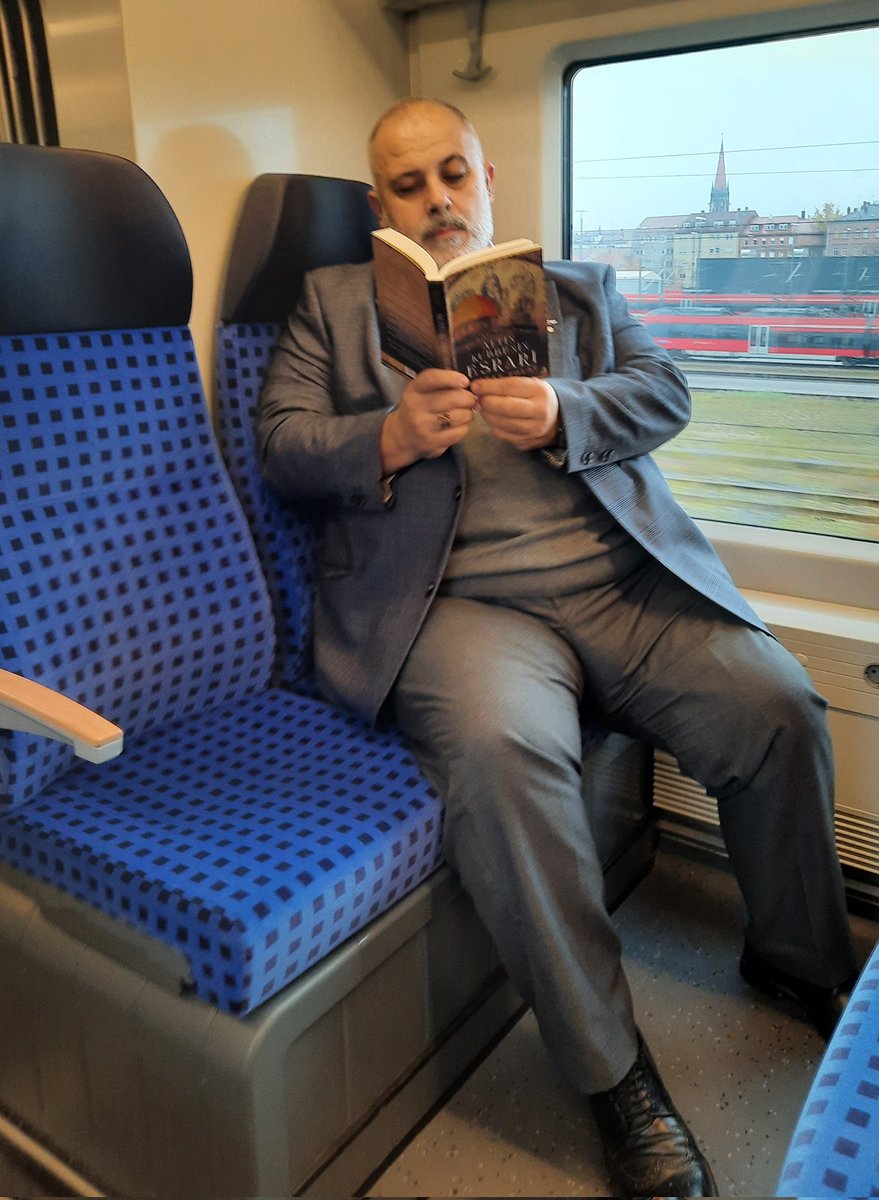 Devşirme Sinan'ı Mimarbaşı Sinan'a dönüştüren o kutlu seyahati okuyorum. Fâni ömrümde, bekânın sırlarını çözmeyi, kelimelere sığdırmak ne kadar mümkünse artık. Fazlasını istersem, taşlara ve <a href="/SultanPolat/">Sultan Polat 🇹🇷 🇹🇷 🇹🇷</a>'ın "Bir Mimar Sinan Romanı" olan bu kitaba sorarım. Ne dersiniz?