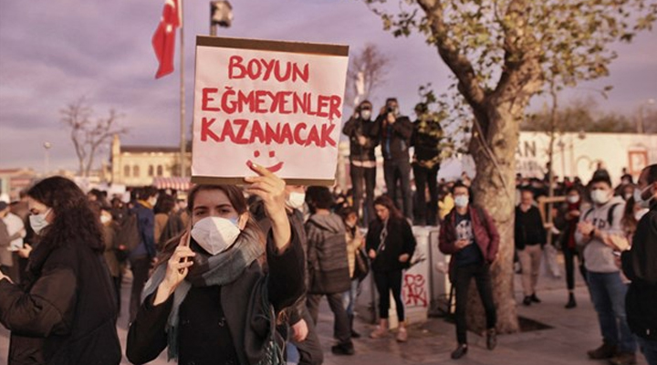 Kayyum Rektör Melih Bulu'yu protesto ettikleri için KYK burs ve kredileri kesilmişti

Boğaziçi eylemlerine katılan öğrencilerle ilgili karar: Sadece polisin bildirmesiyle öğrenim kredisi kesilemez

bit.ly/3ECFs8z