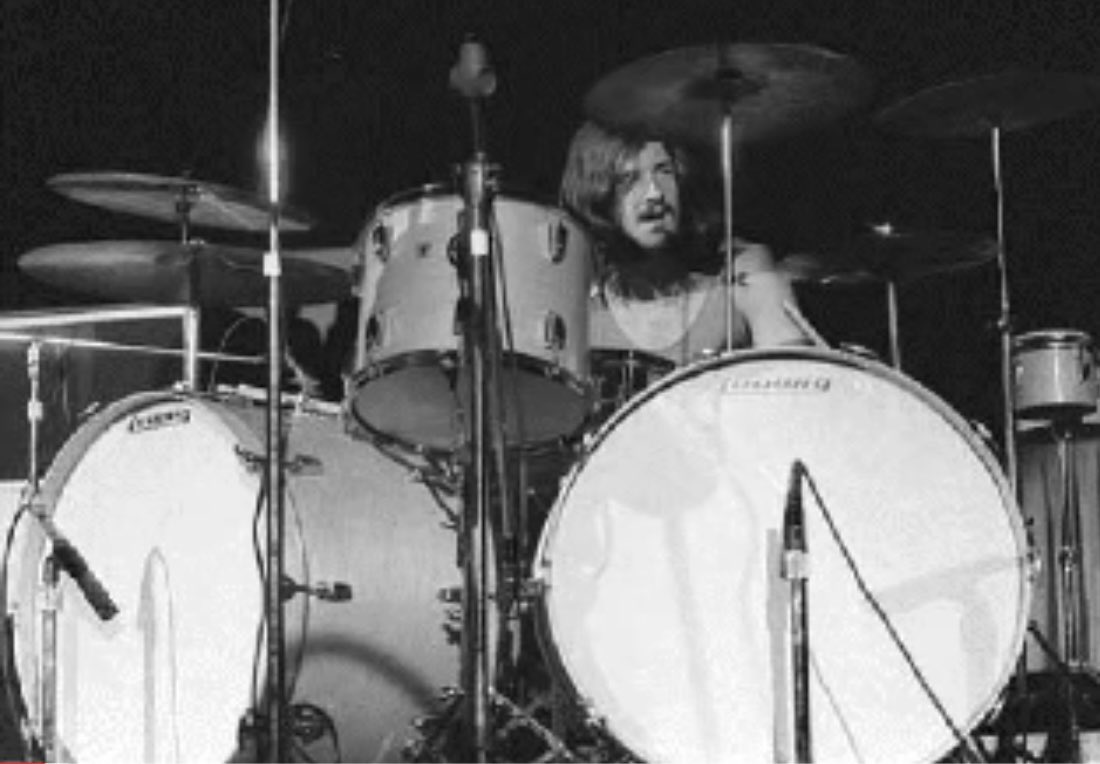 Moonraker02 ジョンボーナム 当初 ツーバスだった ボンゾ カーマインアピス の影響か 踏み捲っていたので マネージャー ピーターグラント ペイジ説ジョンジー説有り の助言でワンバスに変更 させられたらしい その一言が無ければ どうなって