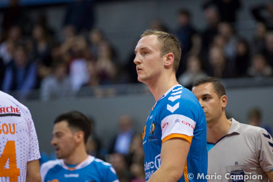 FENIX_HB's tweet photo. Le FENIX félicite @ValHand28  pour sa promotion au poste de capitaine, de notre belle équipe de France 🇫🇷
Un grand bravo pour ton parcours Valentin 👏👏 https://t.co/ZwsBrOTMjB