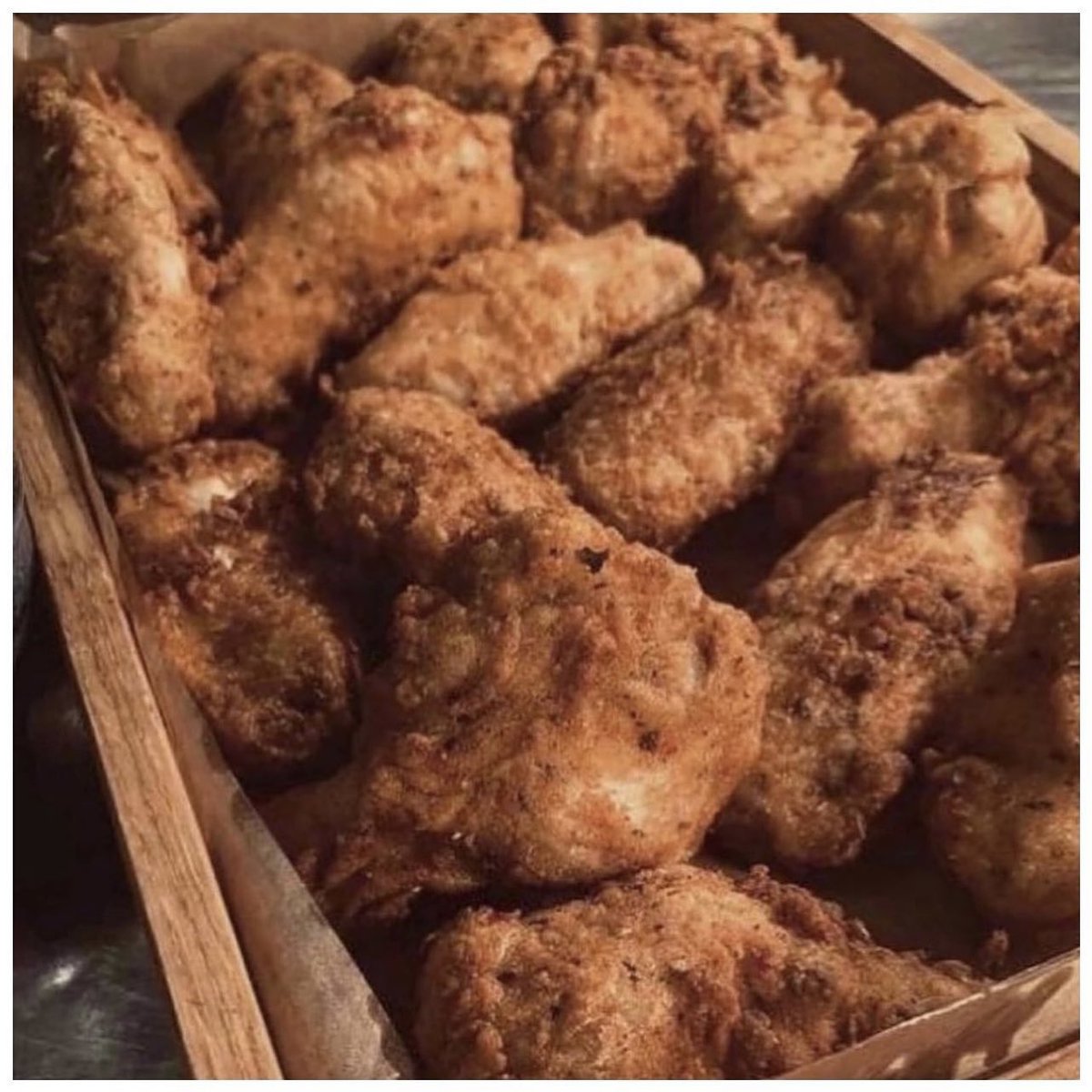 WING WEDNESDAY IS HERE 🙌

A big tray of buttermilk chicken wings with sauces for dipping for just £10 pound. Eat in or get it delivered. Click the link below 

linktr.ee/Roost_Restaura…

#roostheatonmoor 
#deliveroost 
#wingwednesday 
#wingingit