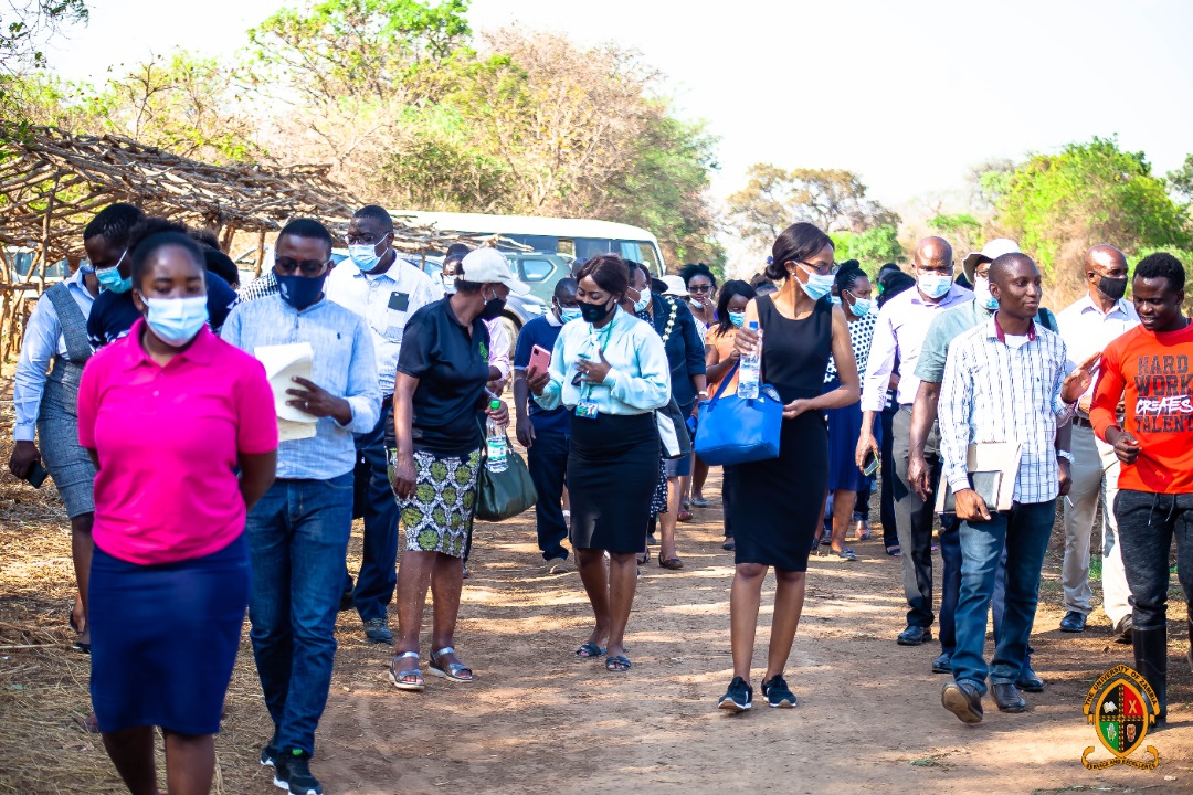 africresearch's tweet photo. Project focusing on foodloss in Lusaka and Mzuzu cities.Project team and stakeholders brainstorm and take a tour to Kasisi Agricultural Training Center,point of production.
@UNZA_ZM 
#IDRC_CRDI 
#ACIARAustralia https://t.co/GtY0L25Ywe