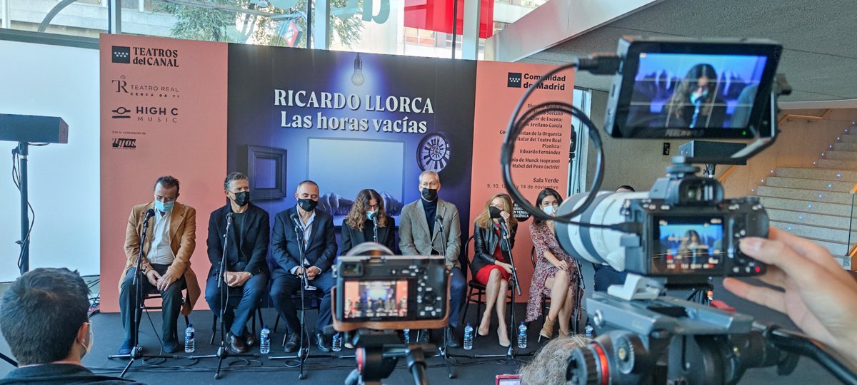 TeatrosCanal's tweet photo. 📷 Esta mañana, en la Sala de Cristal, presentamos a los medios 'Las horas vacías', de @RicardoLlorca1 

La nueva producción del @Teatro_Real , en coproducción con los #TeatrosdelCanal y #HighCMusic. Con la colaboración de la New York Opera Society.

#MadridesCultura https://t.co/AX6G1f1n4J