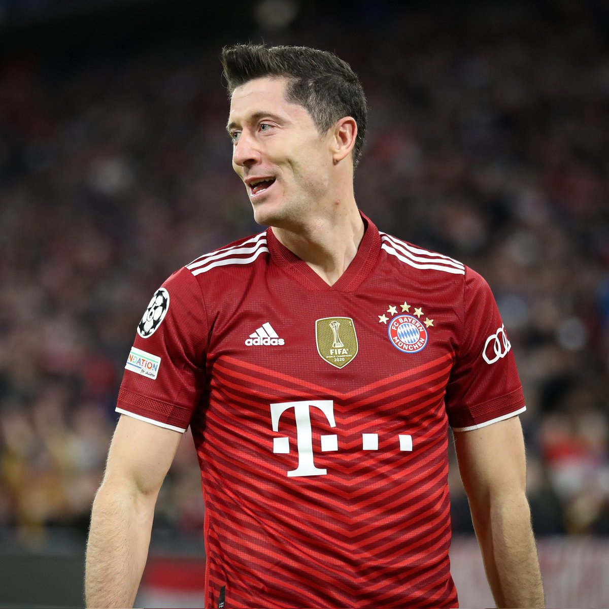 Superbru's tweet image. Last night, Robert Lewandowski made his 100th #UCL appearance and celebrated that milestone in typical fashion by scoring a hat-trick.

His goal record in those 100 appearances is the best the tournament has ever seen:

81 - Lewandowski 🇵🇱
77 - Messi 🇦🇷
64 - Ronaldo 🇵🇹