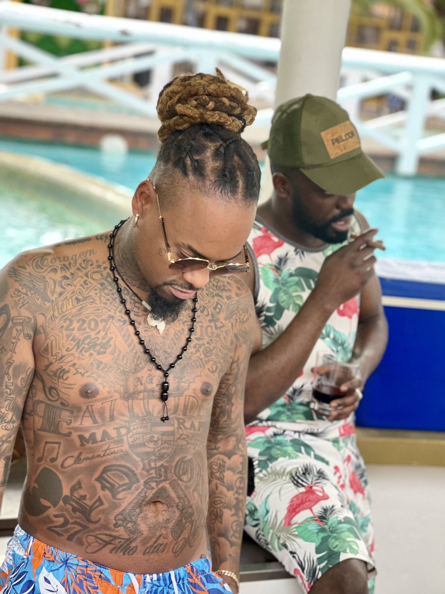 “ Pela saúde e pelo pão de todos no cubico
'Tava fodido se não pudesse contar contigo
Obrigado por manteres um real nigga vivo “

39 ❤️
