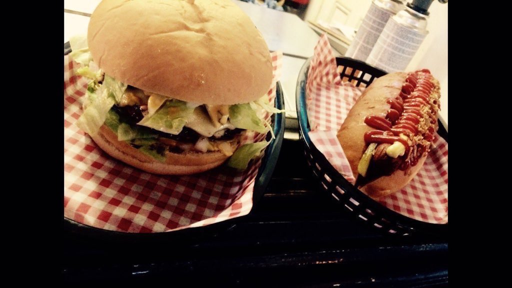 ADG_Moore's tweet photo. Say hello to #burgers and #hotdogs at @BakersVaults, washed down with a pint of @robbiesbrewery Dizzy Blonde or one of their fabulous guest ales. Go on #Stockport, you know you want to 😊 #PromoteStockport https://t.co/NliOMbPpSB