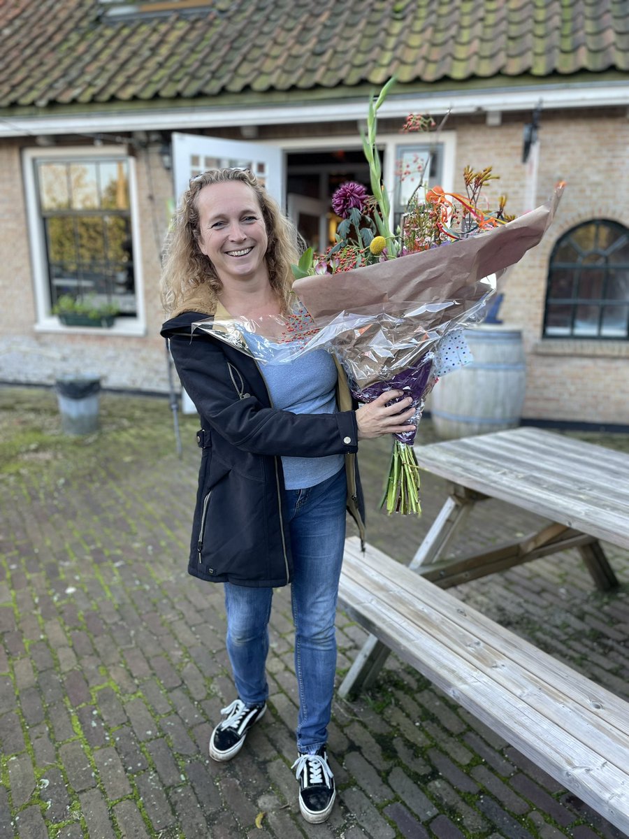 KeizerskroonBS's tweet photo. J U B I L E U M | Juf Anneloes &amp; meester Wim werken allebei 25 jaar in het onderwijs! Van harte gefeliciteerd met deze mijlpaal! Zowel het team als de kinderen hopen nog lang van deze top leerkrachten te mogen genieten! 👏🏼 #jubileum #basisonderwijs #toppers https://t.co/Bk3Vihwp0S
