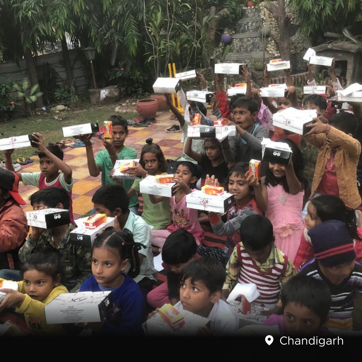 FeedingIndia's tweet photo. We kicked off Diwali on a super special note, 

Yesterday ~ 500 Zomans from around the country banded together for a volunteer food drive. Thank you @zomato  for making a difference. We’re only 1% done. 

#SabkiDiwali #FeedingIndia #HappyDiwali https://t.co/BUI4ZAjf2k