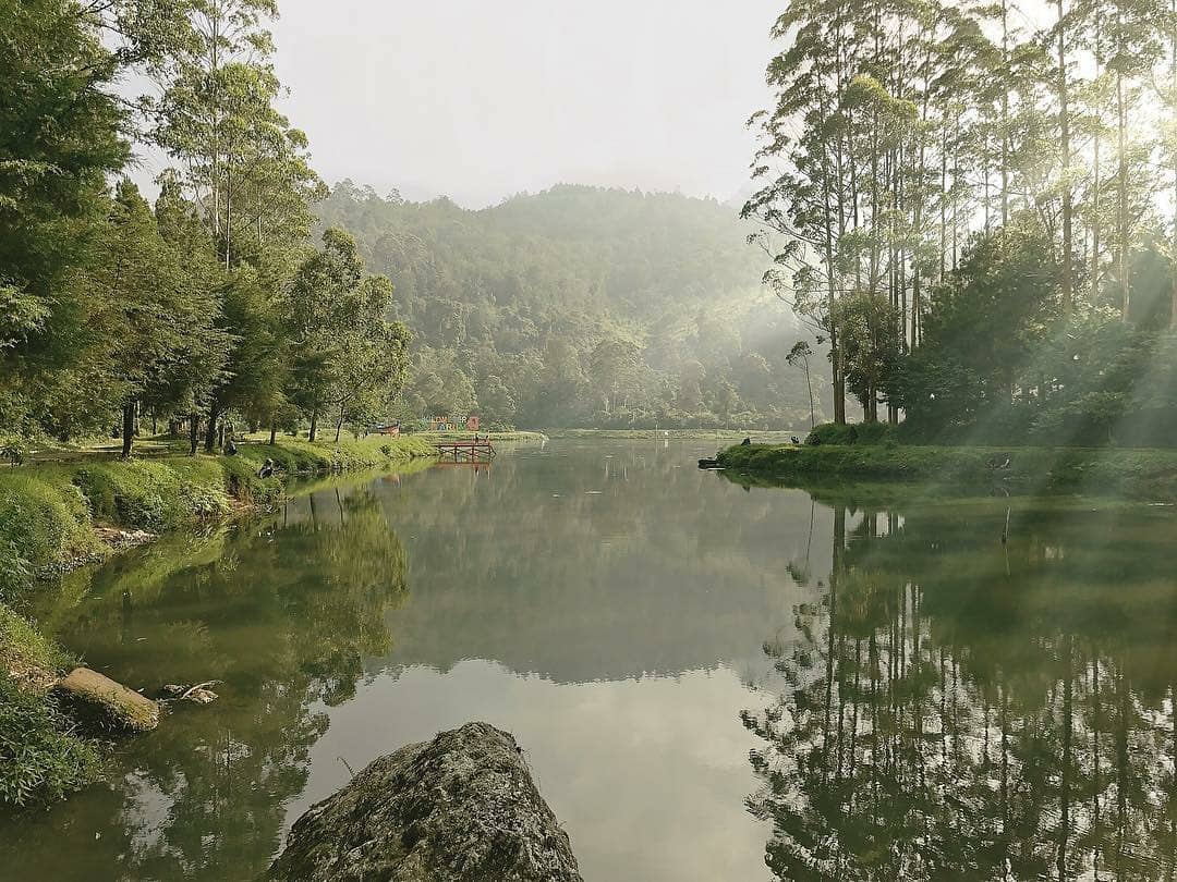 5. Situ Cisanti

Situ Cisanti adalah danau buatan yang menampung air dari 7 mata air utama Sungai Citarum dan merupakan Kilometer 0 (Nol) Sungai Citarum. Terletak di Desa Tarumajaya, Kecamatan Kertasari Kabupaten Bandung.

Jam operasional: 08.00 - 17.00 WIB

📷: ig @.rickyplants