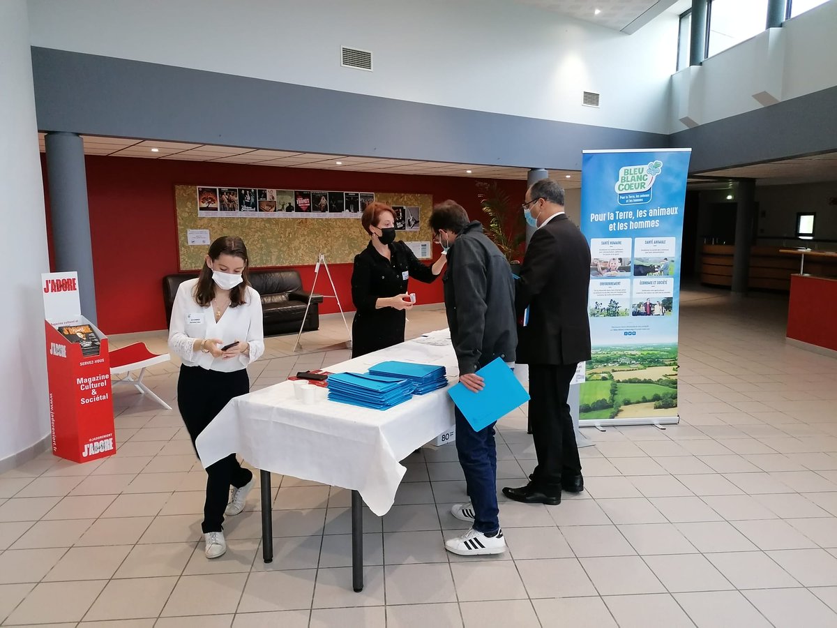 BleuBlancCoeur's tweet photo. C'est parti pour la réunion locale #BleuBlancCoeur à #Aiffres (79) 😊 ! 
Objectif ? Créer du lien, sur le territoire, entre les différents acteurs engagés dans la démarche Bleu-Blanc-Cœur (adhérents, professionnels de la santé, acteurs RHD, GMS, artisans, collectivités…). #RLBBC https://t.co/s419qOvWfy