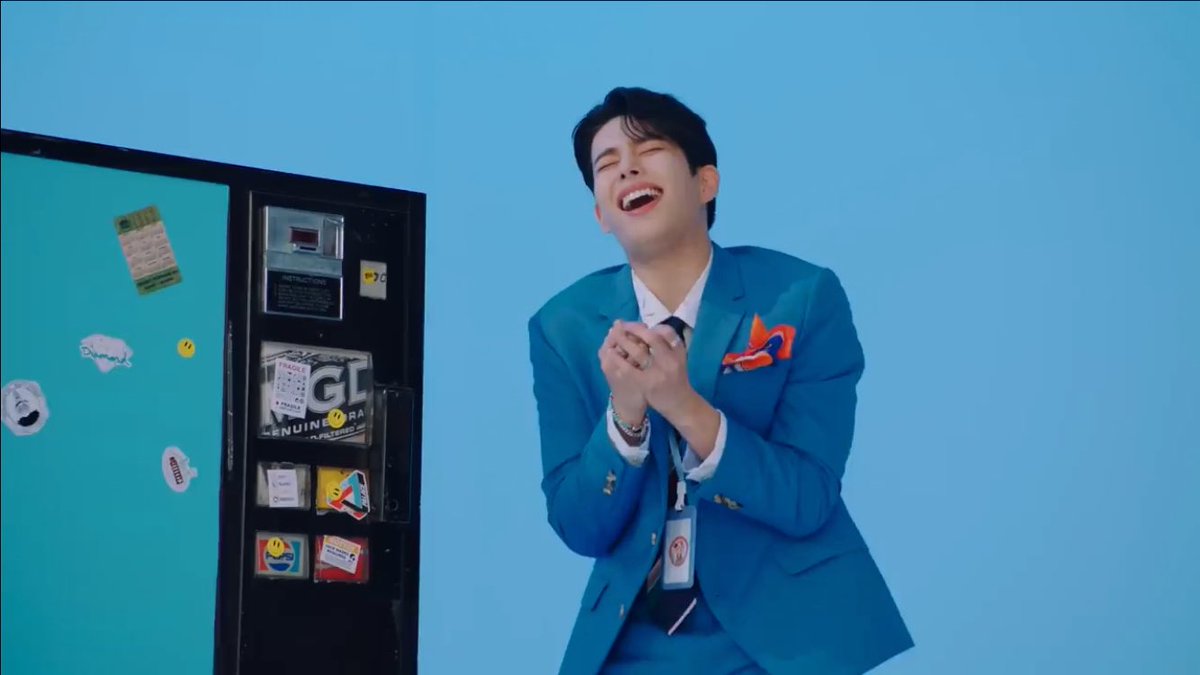 ar0hahwaiting's tweet photo. So so so proud of you! Cant help but smile all throughout the music video!! And you singing trot have improved so much!!! Our Trot Prince #MJ !! Congratulations on your solo debut!!
#MJGetSetYoOutNow 
#계세요 #GetSetYo    #HappyVirus   @offclASTRO
I LOVE EVERYTHING ABOUT IT https://t.co/WQKh7Uhevu