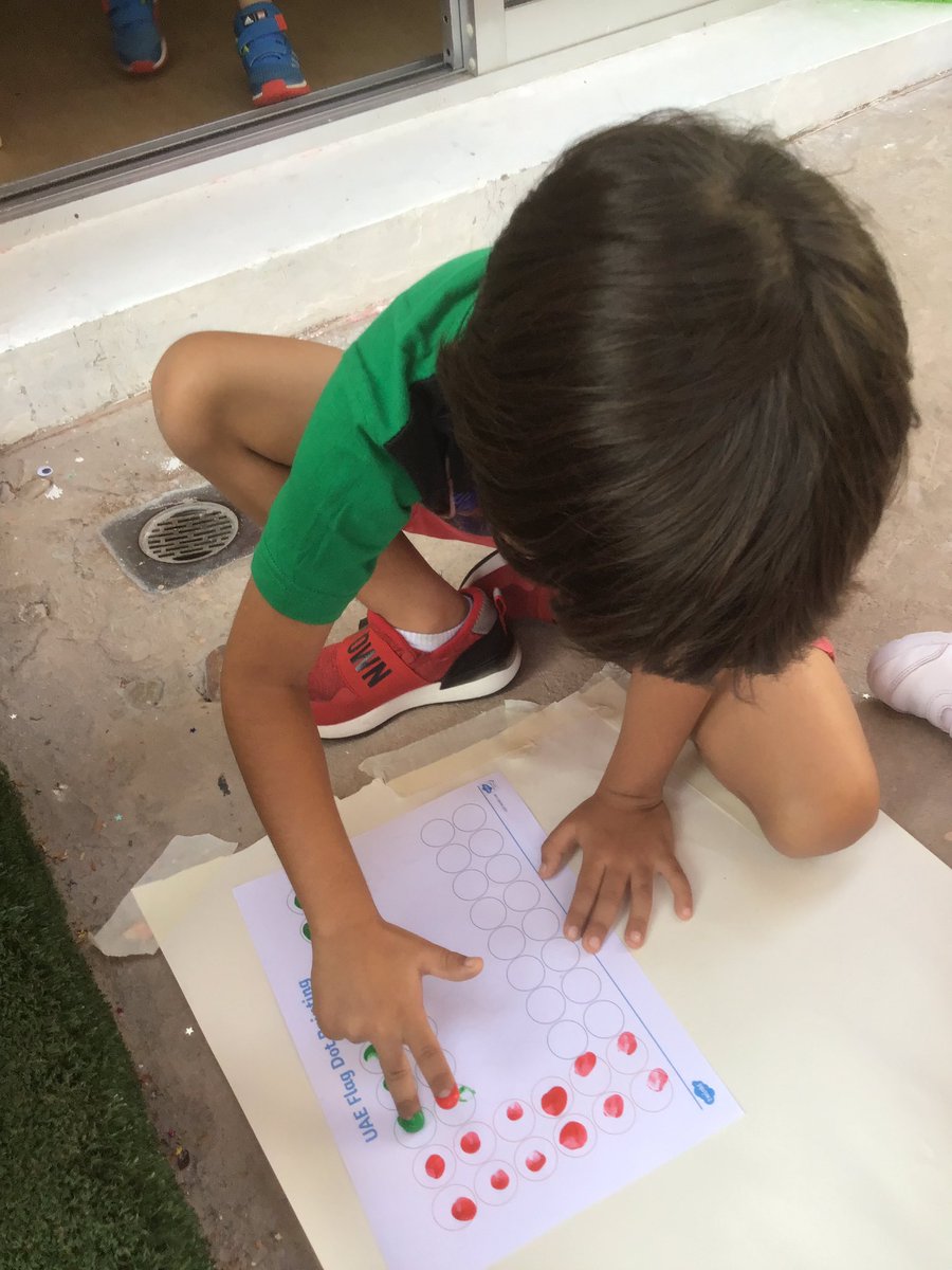 JESSJumeirahFS2's tweet photo. FS2 were learning about the colours of the UAE flag today. Do you know the meaning? They also saw some balloons being released to celebrate flag day and drew pictures of it! @JESSDubai #JessJumUtW #Jessjumsocialstudies https://t.co/amvpG3NGfy