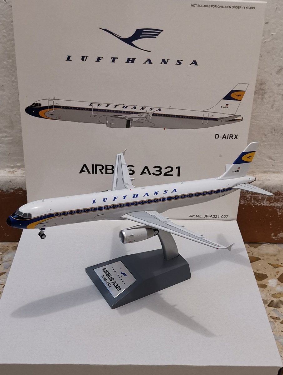 pedrospotter's tweet photo. #BuenosDias aquí os dejo unas fotos del nuevo aterrizaje 🛬 en mi #coleccion de #maquetas de ✈️
Edición Limitada con llavero.
#JFOX
#scale1200
Ref.: JF-A321-027
#Airbus #A321
@lufthansa #Lufthansa
#RetroLivery
Reg.: D-AIRX
#modelismo #miniaturas #maqueteros @FranciscoMaeso https://t.co/VhtXfPHXhn