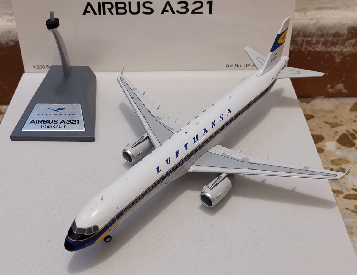 pedrospotter's tweet photo. #BuenosDias aquí os dejo unas fotos del nuevo aterrizaje 🛬 en mi #coleccion de #maquetas de ✈️
Edición Limitada con llavero.
#JFOX
#scale1200
Ref.: JF-A321-027
#Airbus #A321
@lufthansa #Lufthansa
#RetroLivery
Reg.: D-AIRX
#modelismo #miniaturas #maqueteros @FranciscoMaeso https://t.co/VhtXfPHXhn