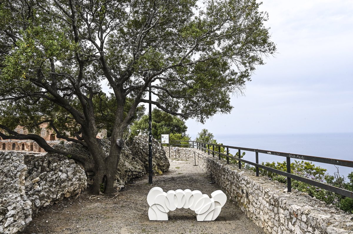 ElectaEditore's tweet photo. È stata prorogata fino al 9.1.2022 la mostra Pietro Consagra. Il colore come materia ospitata dallo scorso mese di maggio al @parconaxostaormina.
Le sculture di #Consagra intrecciano un inedito dialogo con le memorie del Teatro e con il paesaggio circostante.
@AditusCulture https://t.co/iaW7suJYGX