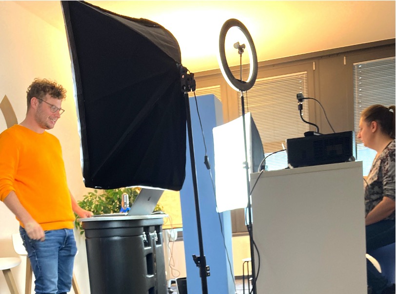 pirobaseimperia's tweet photo. Hinter den Kulissen unseres imperia Customer Day Filmsets: Letzte Woche begrรผรte unser imperia-Experte @christophzensen die Kunden zu einem virtuellen Event mit dem Untertitel "Die CMS-Welt im Wandel" #virtualevent #imperiaCMS https://t.co/eWTcXG3bMT