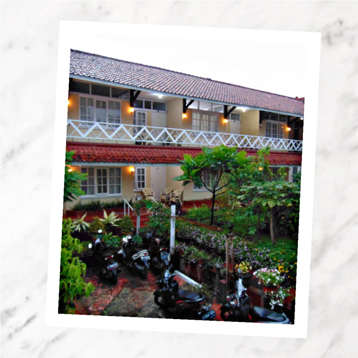 mxssworld's tweet image. Guys kalo ada yang mau nyari kost di daerah Dago, Bandung yuk ke kost-an oma ku! Fasilitas nya lengkap ada km dalam, wifi, meja, lemari, tempat tidur, laundry, parkiran luas, deket sama jalan raya. Ini foto nya. Deket sama itb, unpar, unpad, unikom🥰. Yang mau tanya bisa dm yaa!