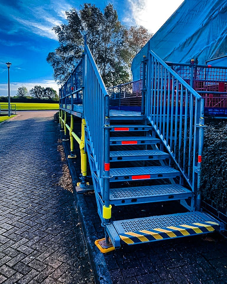 _LNSLTD's tweet photo. @_LNSLTD recently erected a pedestrian walkway including disabled access ramp and temporary roof cover for client; @CBRE_UK which was constructed using our @Layheruk System Scaffold. https://t.co/lYjbIQPHzt