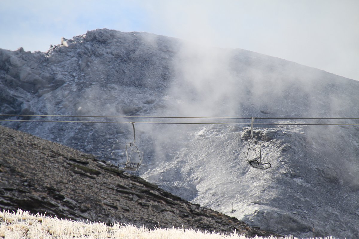 websierranevada's tweet photo. Nieve, granizo, escarcha y mucho frío… otoño en #SierraNevada
#ActivaModoNieve 
ℹ️ https://t.co/TsiUDZoQb4 https://t.co/vroCgM1mkV