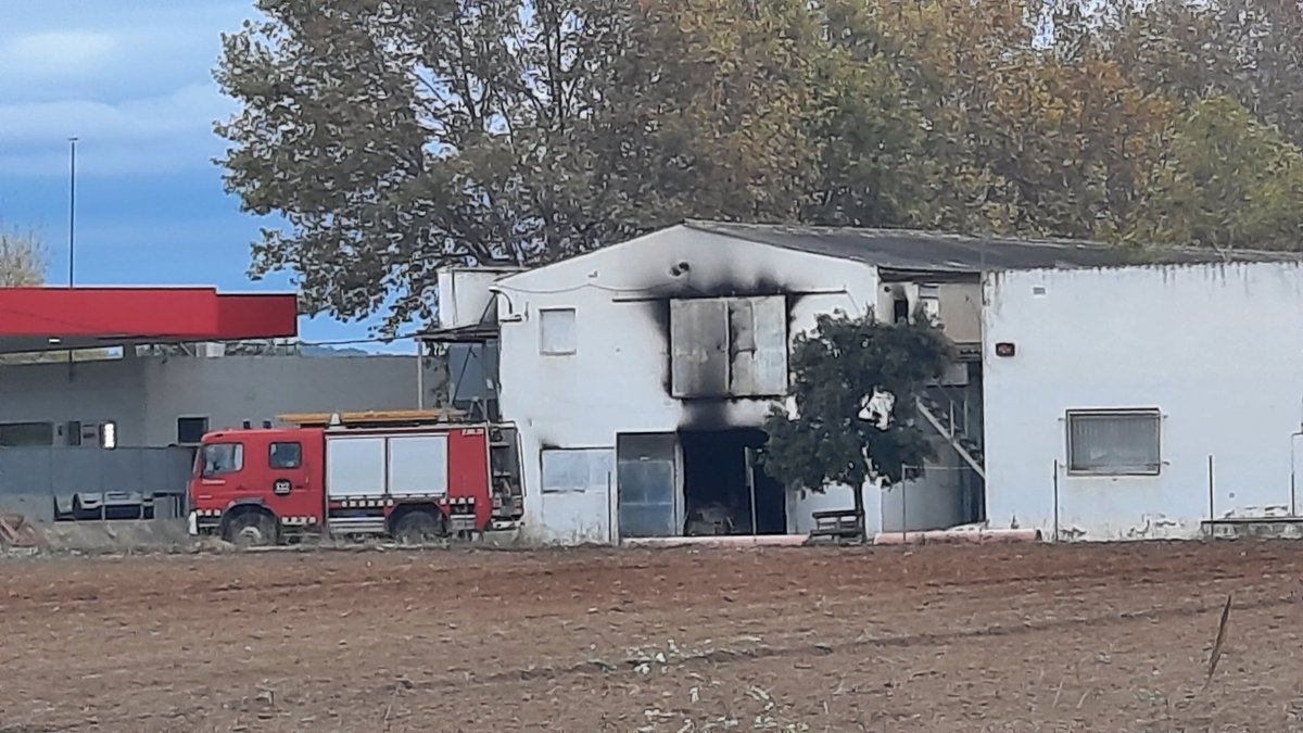 Dotacions dels Bombers aquest mati encara fainejant i de reten al local del costat de la benzinera de Verges que va incendiar-se ahir tarda.
<a href="/capitalemporda/">Ràdio Capital de l'Empordà</a> <a href="/bomberscat/">Bombers</a> <a href="/ajverges/">Ajuntament de Verges</a> <a href="/TVEmporda/">Empordà Televisió</a> <a href="/Catinformacio/">Catalunya Informació</a> <a href="/DiarideGirona/">Diari de Girona</a> <a href="/RBaixEmporda/">Revista Baix Empordà</a>