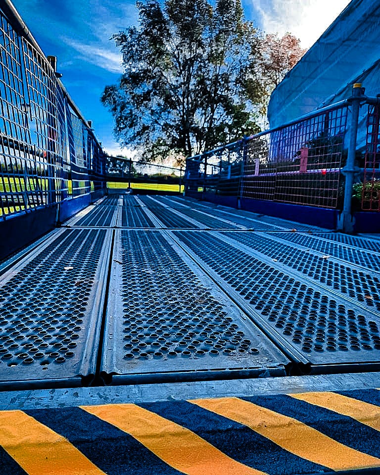 _LNSLTD's tweet photo. @_LNSLTD recently erected a pedestrian walkway including disabled access ramp and temporary roof cover for client; @CBRE_UK which was constructed using our @Layheruk System Scaffold. https://t.co/lYjbIQPHzt