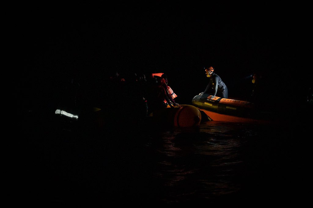SEENOTRETTUNG's tweet photo. +++ BREAKING +++

In den frühen Morgenstunden gab es einen gemeinsamen Einsatz der Crews der @_Rise_Above und der #SeaEye4. 72 Menschen konnten gerettet werden!
Foto: @HerminePoschi https://t.co/geHfr0cl9k