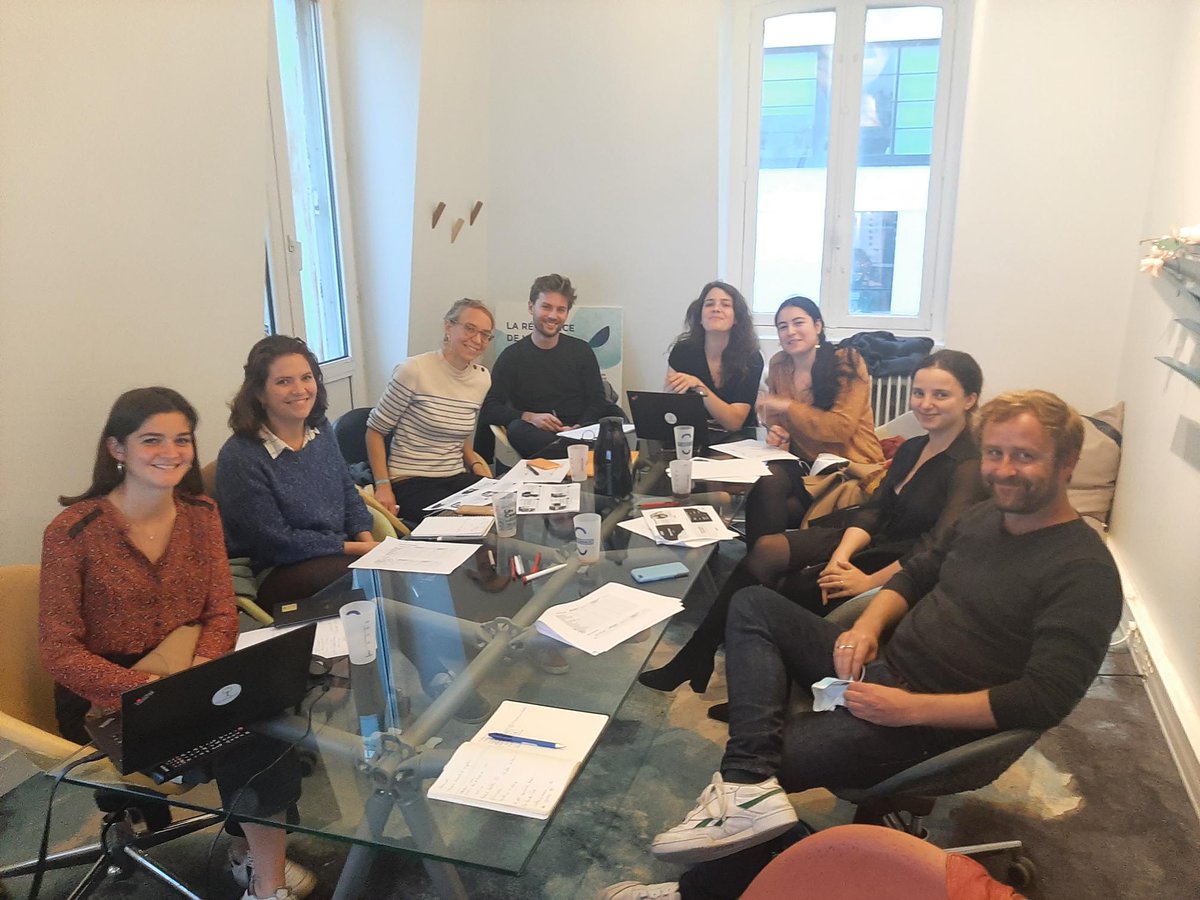 [NOËL AUX CANAUX]
🎄Notre marché de #Noël se prépare! Le comité de sélection a sélectionné les commerçants qui proposeront des cadeaux engagés &amp; responsables à retrouver les 10-11-12 décembre aux Canaux🎁! L'occasion de (re)découvrir la Maison et de nouvelles façons de consommer!