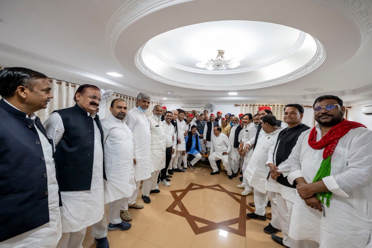 yadavakhilesh's tweet photo. छोटी दीपावली की हार्दिक शुभकामनाएँ! 

सबके जीवन में शांति, समृद्धि, सकारात्मकता और स्वास्थ्य का नया प्रकाश आए! https://t.co/ny115NHpbq