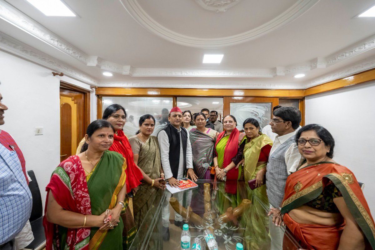 yadavakhilesh's tweet photo. छोटी दीपावली की हार्दिक शुभकामनाएँ! 

सबके जीवन में शांति, समृद्धि, सकारात्मकता और स्वास्थ्य का नया प्रकाश आए! https://t.co/ny115NHpbq