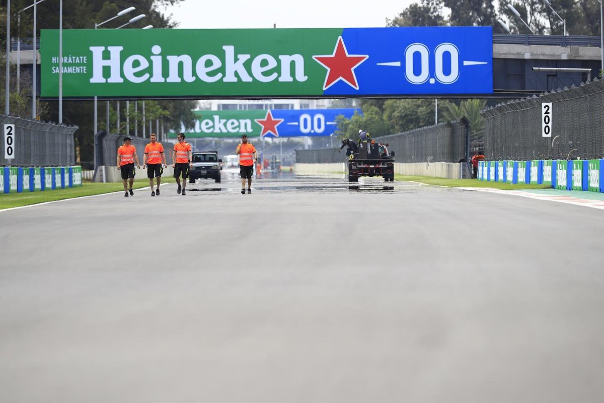 AlessandroSala1's tweet photo. 🛑#F1 #TechF1 #MexicoGP🛑(📸#MexGp) Messico e brugole! Prende forma il Circuito Hermanos Rodriguez per il quintultimo appuntamento iridato. https://t.co/PdVYZnmyXi
