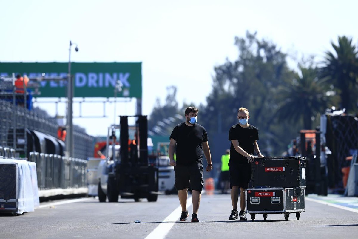 AlessandroSala1's tweet photo. 🛑#F1 #TechF1 #MexicoGP🛑(📸#MexGp) Messico e brugole! Prende forma il Circuito Hermanos Rodriguez per il quintultimo appuntamento iridato. https://t.co/yXcfq2NFjc