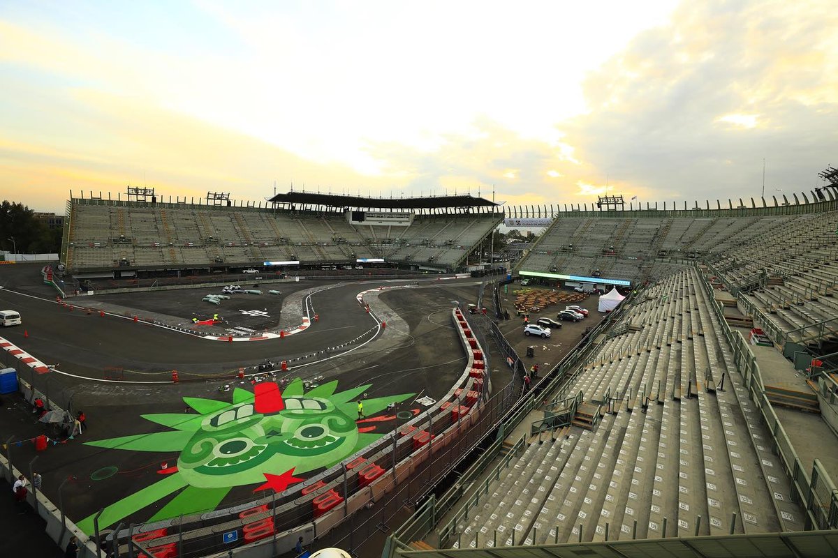 AlessandroSala1's tweet photo. 🛑#F1 #TechF1 #MexicoGP🛑(📸#MexGp) Messico e brugole! Prende forma il Circuito Hermanos Rodriguez per il quintultimo appuntamento iridato. https://t.co/yXcfq2NFjc