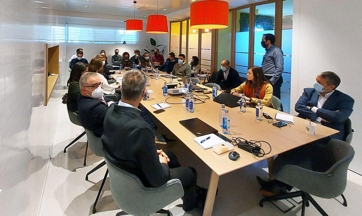 Selecta_spain's tweet photo. Gracias a @Nestle_es por ofrecernos esta formación tan interesante acerca de las diferentes soluciones premium de café. 
Hemos conocido en detalle el nuevo corner @Nescafe_ES. Ahora es el momento de presentarlo a nuestros clientes.
#Coffeecorner #GrupoSelecta #ONESelecta #JoyToGo https://t.co/YtONRWISrp