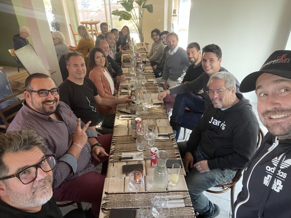 Dej Digital…mais avec des vrais gens et des vrais burgers 😋