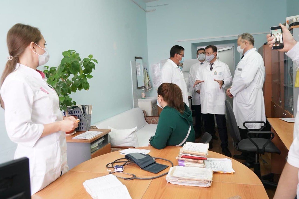 rus_code's tweet image. Эксклюзивное фото губернатора Азарова публикует издание Sova.info с заголовком "Первые фото из Сызрание".
Надо срочно всем смотреть есть ли у губернатора Азарова дубайский загар.