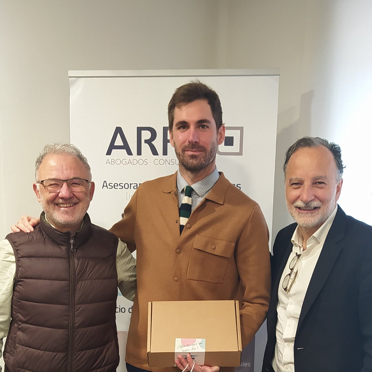 ARPA_Abogados's tweet photo. Esta semana estamos de aniversario, nuestro compañero del Dpto. procesal-concursal Asier Enériz cumple 10 años en @ARPA_Abogados y qué mejor manera de celebrarlo que con un desayuno saludable que le han preparado nuestros amigos de #Weekup !Felicidades Asier! !A por otros 10! https://t.co/ob7CtxfgRb
