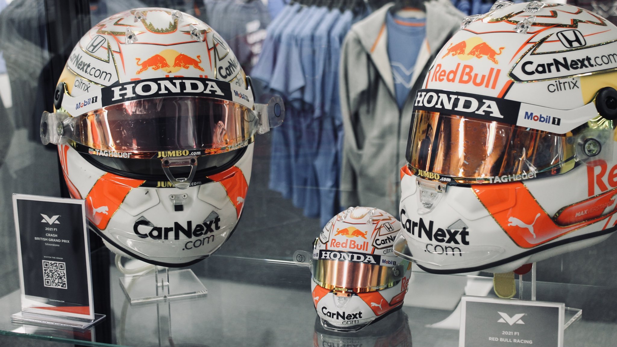 Silverstone crashhelm van Max Verstappen te aanschouwen in Swalmen