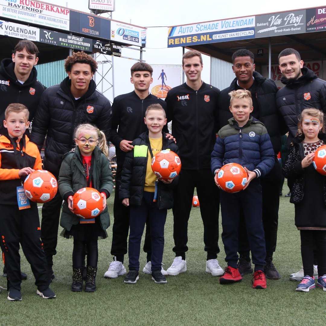 tribesportsnl's tweet photo. Afgelopen zondag organiseerden wij de @albertheijn - @fcvolendam Familiedag!👨‍👩‍👧‍👦

🏟️ Het Kras Stadion werd omgetoverd tot voetbal funparcours &amp; veel lekkers van AH! 
🎤 Monique Smit verzorgde een persconferentie + optreden!
⚽ In de polonaise ging men, inclusief bal, naar huis! https://t.co/tLVGCtWMed