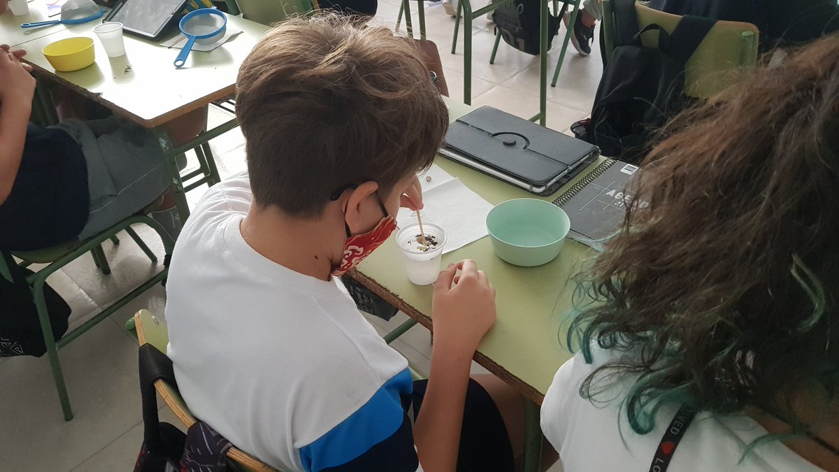 CienciaULL's tweet photo. 🧪Ayer continuamos en el #Lab_Arona del @AytoArona y la @ULL realizando dos talleres, uno sobre #Microplásticos🌊 en el CEIP Pérez de Valero🏫, y el otro sobre #Química🧫 en el SIES en Arona📚

#ARN_INNOVA #SCIC21 #somosciencia  #somosinnovación #protegerlaciencia #protegerlavida https://t.co/cX9ADjabit