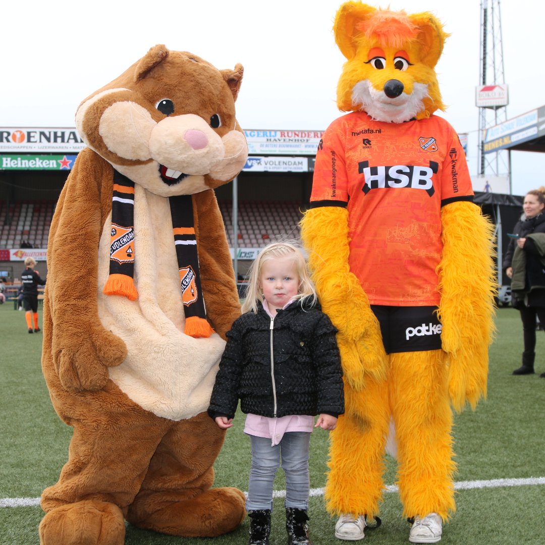 tribesportsnl's tweet photo. Afgelopen zondag organiseerden wij de @albertheijn - @fcvolendam Familiedag!👨‍👩‍👧‍👦

🏟️ Het Kras Stadion werd omgetoverd tot voetbal funparcours &amp; veel lekkers van AH! 
🎤 Monique Smit verzorgde een persconferentie + optreden!
⚽ In de polonaise ging men, inclusief bal, naar huis! https://t.co/tLVGCtWMed