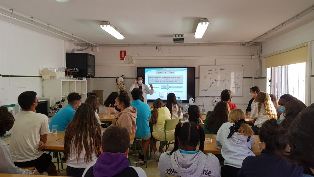 CienciaULL's tweet photo. 🧪Ayer continuamos en el #Lab_Arona del @AytoArona y la @ULL realizando dos talleres, uno sobre #Microplásticos🌊 en el CEIP Pérez de Valero🏫, y el otro sobre #Química🧫 en el SIES en Arona📚

#ARN_INNOVA #SCIC21 #somosciencia  #somosinnovación #protegerlaciencia #protegerlavida https://t.co/cX9ADjabit