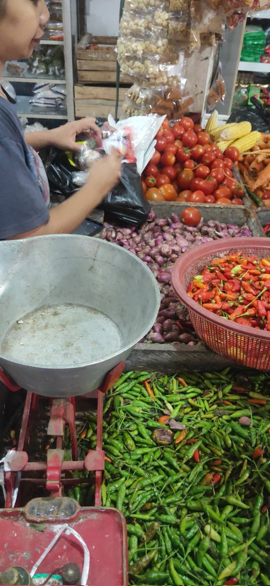 AhmadGozi's tweet photo. Traditional market, local brand https://t.co/DhbjmxP81r
