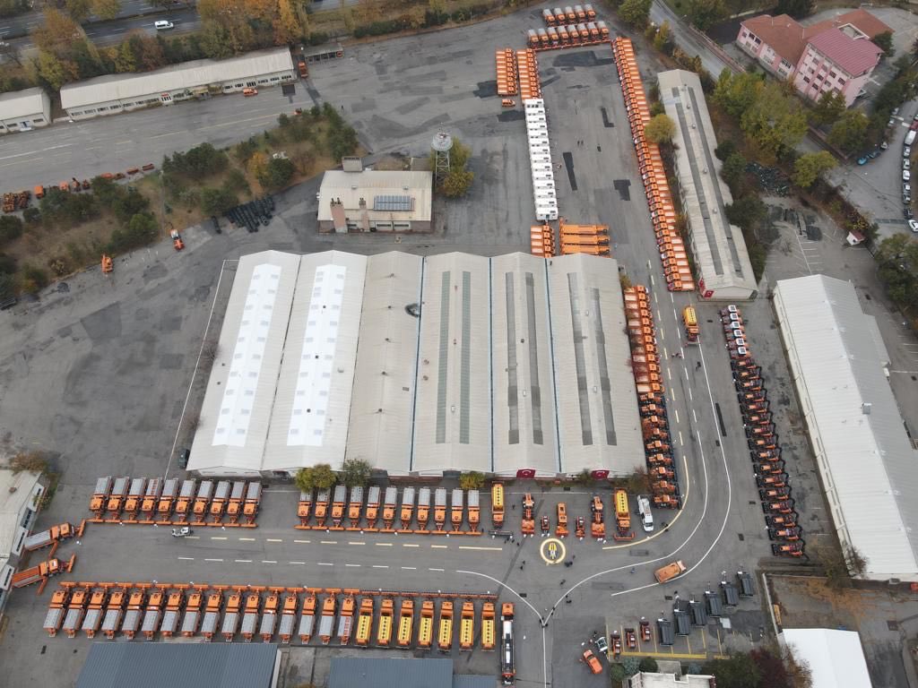 Kamudaki araç saltanatının önüne geçilemiyor!
Ulaştırma Bakanlığı 2021'de 240 milyon liralık makine ve ekipman almış.

Kamyonet,kar bıçaklı ve tuz serpicili kamyon,çekici,süpürme kamyonu, mıcır serici vs.Yüzde 82'si yerli imalatmış. 
Ne gerek var azizim.Paralar boşa gidiyor:)