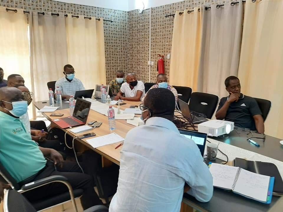 Solidaridad_wa's tweet photo. Yesterday, @Solidaridad_wa held a reflection meeting with representatives of six #cocoa farmer cooperatives in Ghana to take stock of how members have benefited from training on #climate-smart cocoa production. This was under #CORIPII, which is funded by the @NLinGhana. https://t.co/7lkbAIr03s
