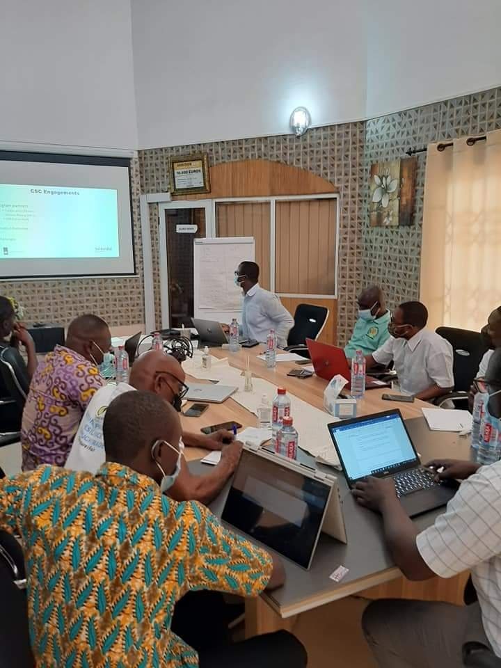Solidaridad_wa's tweet photo. Yesterday, @Solidaridad_wa held a reflection meeting with representatives of six #cocoa farmer cooperatives in Ghana to take stock of how members have benefited from training on #climate-smart cocoa production. This was under #CORIPII, which is funded by the @NLinGhana. https://t.co/7lkbAIr03s