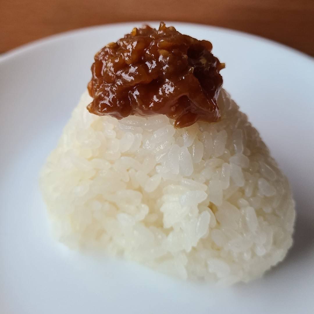 yputftproject's tweet photo. こんばんわ! yputftproject です!
地元・鹿児島名物の黒豚みそをのせたおにぎりです🍙
#OnigiriAction をつけておにぎりの写真を投稿すると、1投稿につき給食5食がアフリカ・アジアの子どもたちに届けられます🕊
#yputftproject #ypu #山口県立大学 #OnigiriAction https://t.co/BZ8tjWqQp4